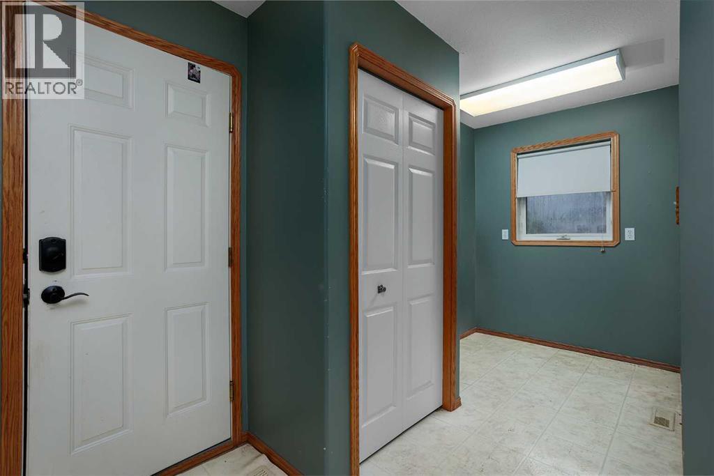 5212 43 Avenue, Camrose, Alberta  T4V 0A2 - Photo 16 - A2324081