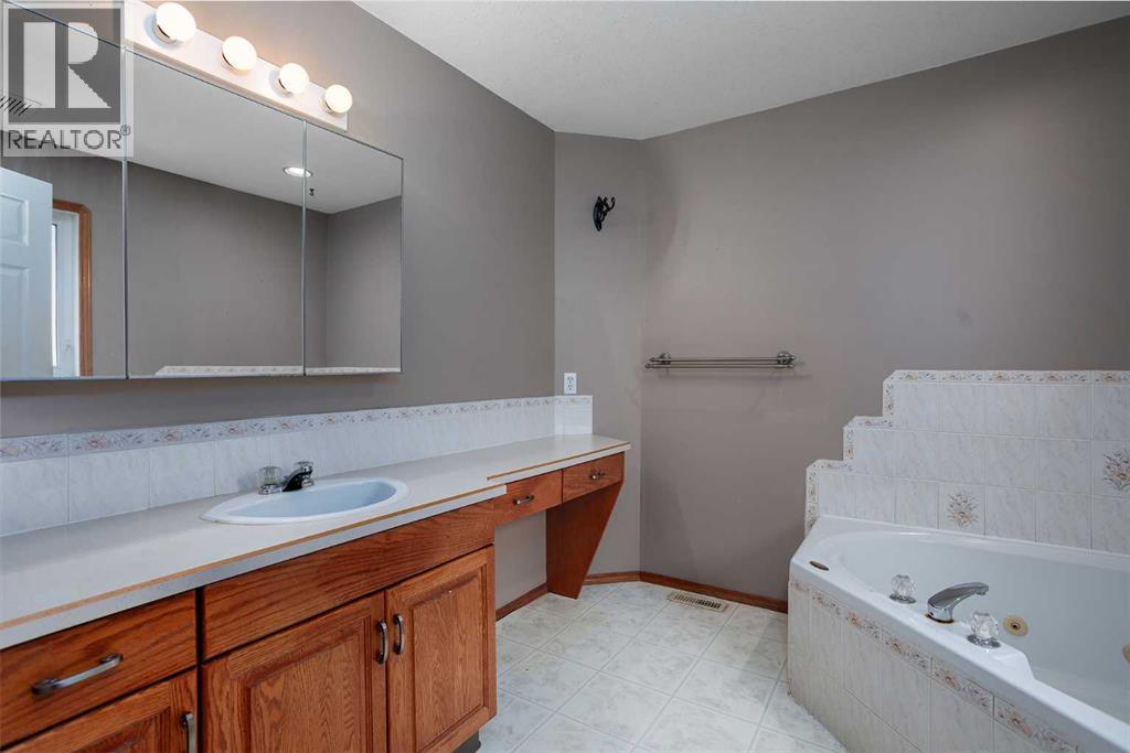 5212 43 Avenue, Camrose, Alberta  T4V 0A2 - Photo 12 - A2324081