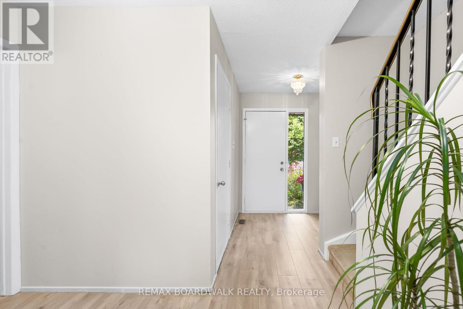 52 Baneberry Crescent, Ottawa, Ontario  K2L 2Y4 - Photo 5 - X13691510