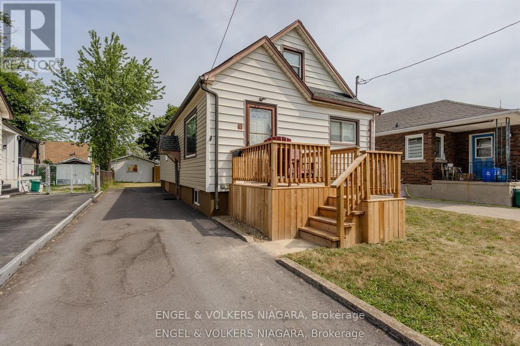 61 Hamilton Street, St. Catharines, Ontario  L2S 1K8 - Photo 1 - X13691588