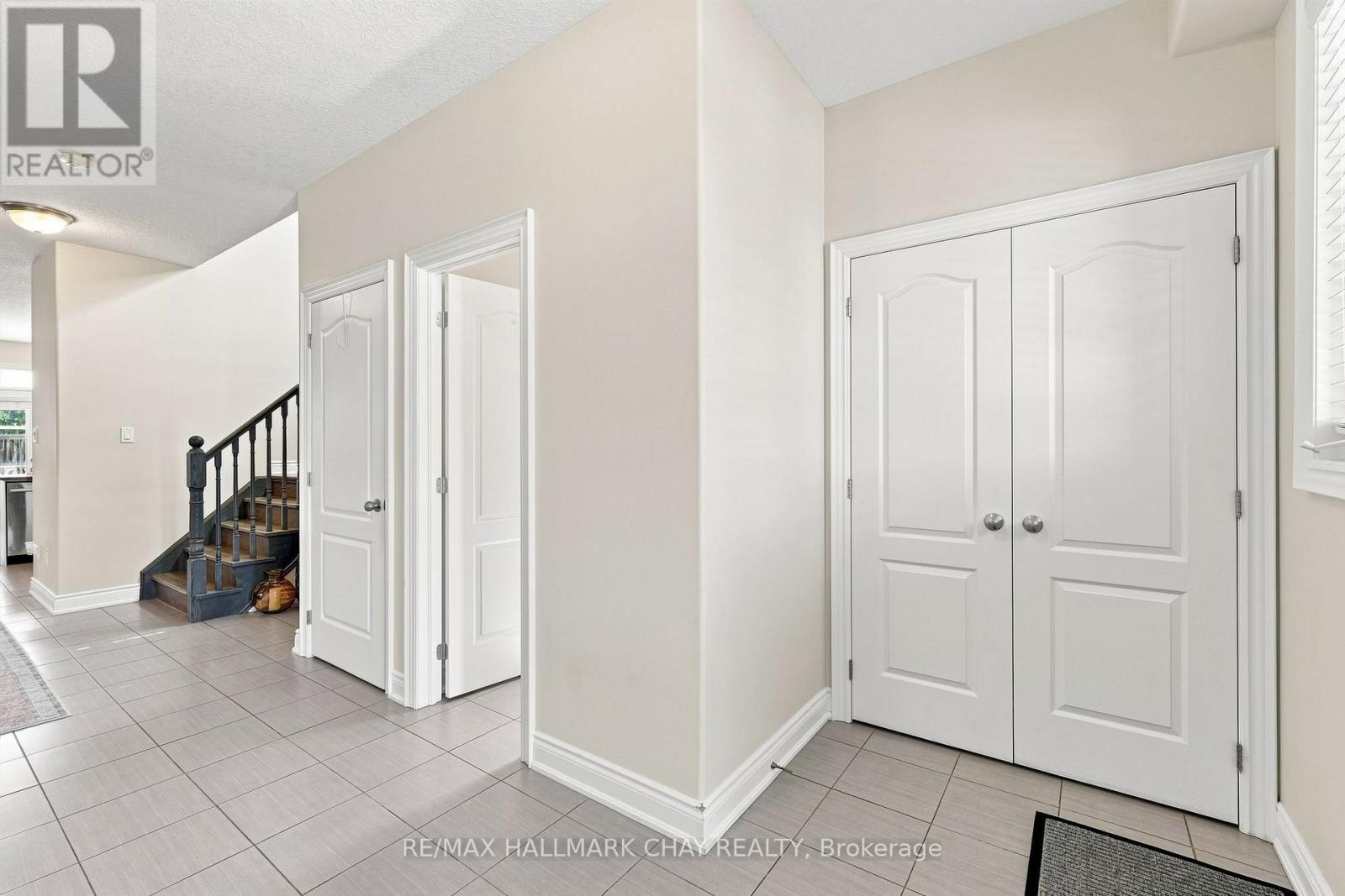 23 Nathan Crescent, Barrie (Painswick South), Ontario  L4N 0S5 - Photo 5 - S13691474