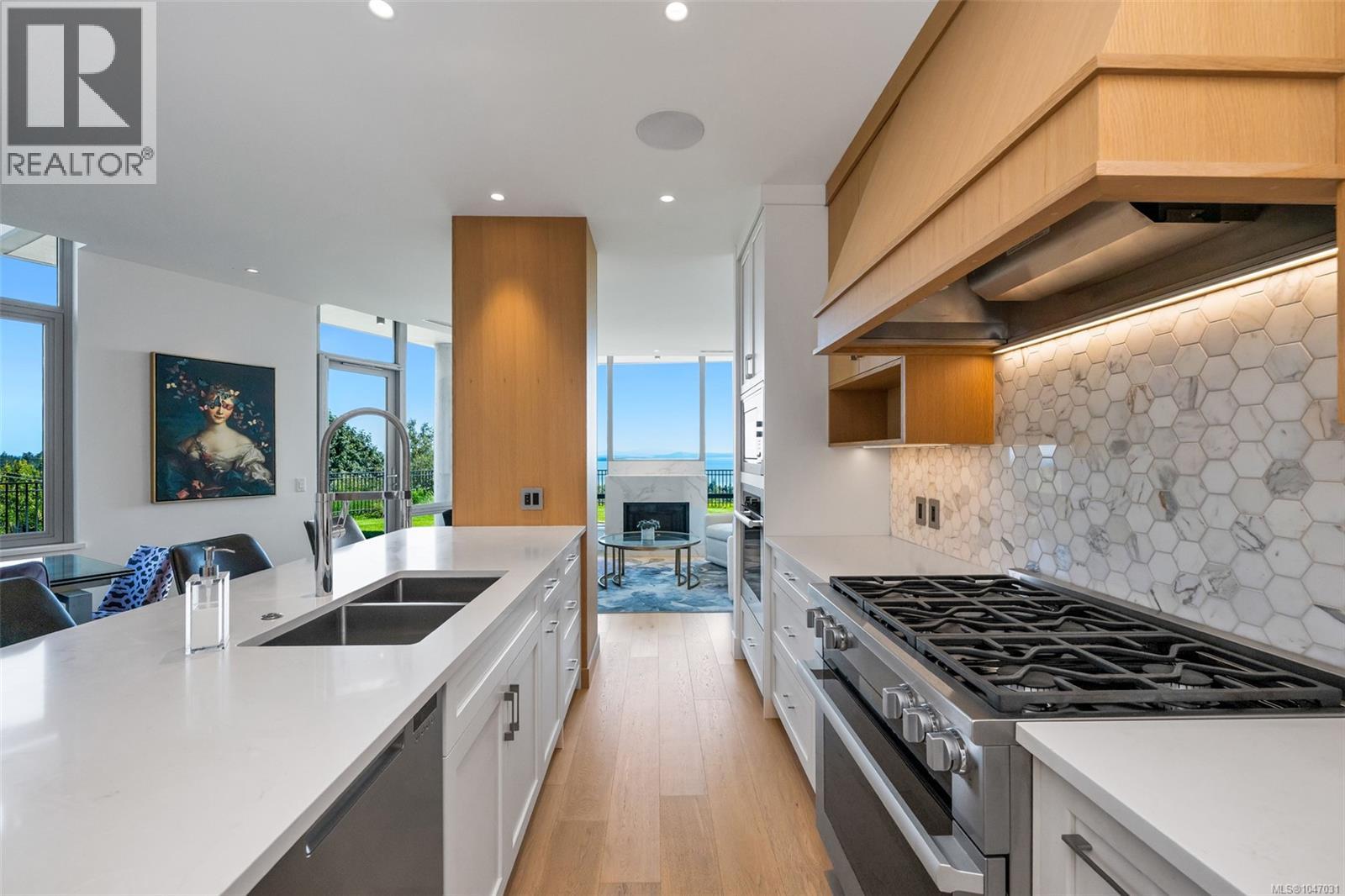 103 5388 Hill Rise Terr, Saanich, British Columbia  V8Y 3K3 - Photo 17 - 1047031