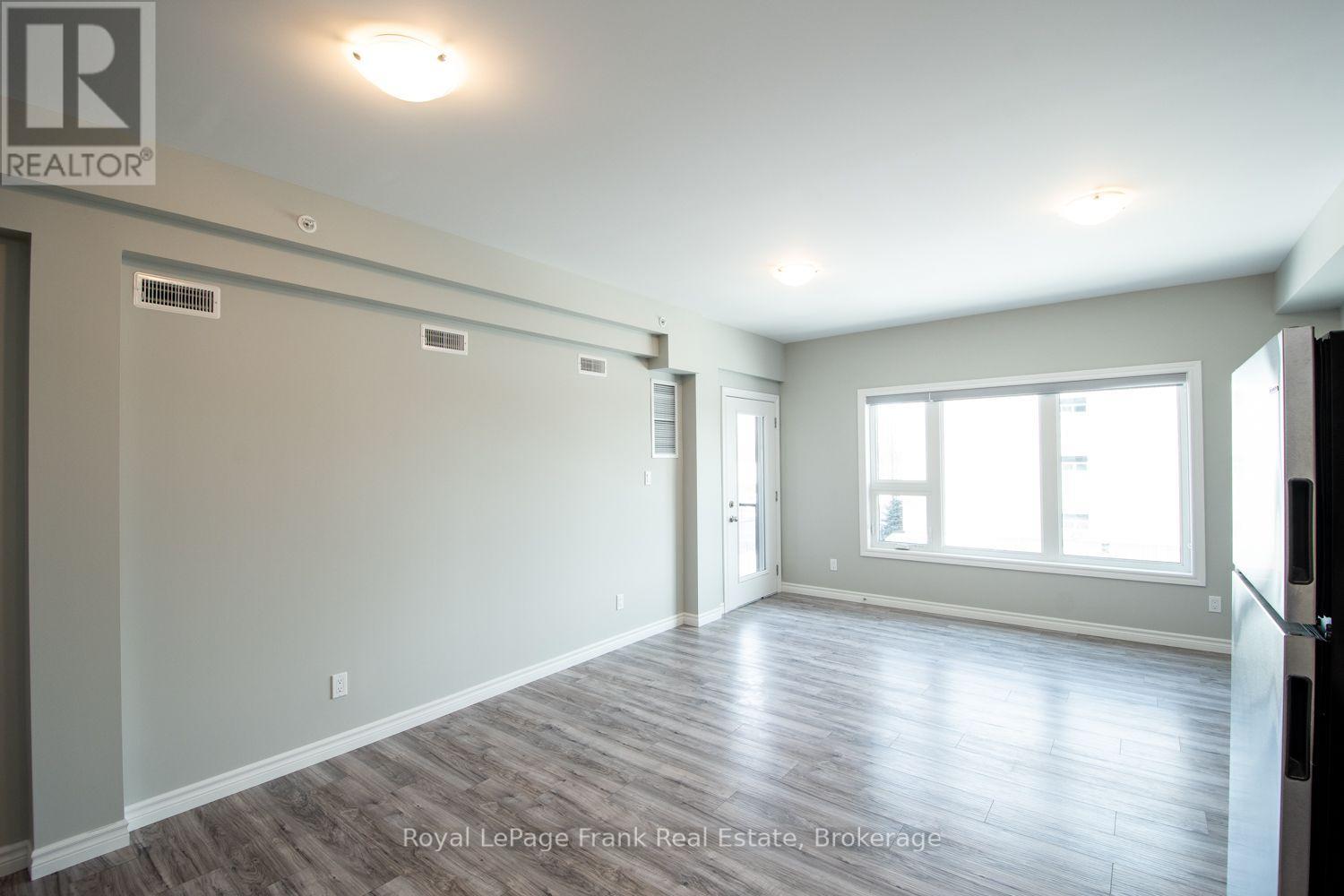 302 - 143 Bloor Street W, Oshawa, Ontario  L1J 1P5 - Photo 3 - E13691338