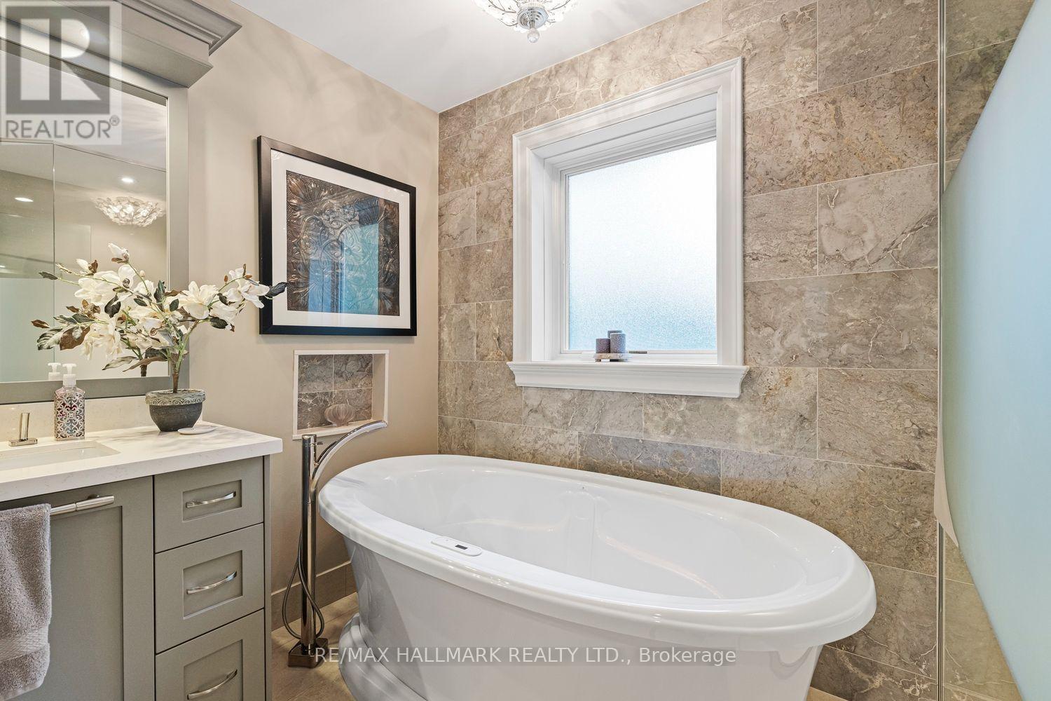 25 Queensborough Crescent, Toronto, Ontario  M9R 1A1 - Photo 20 - W13564258