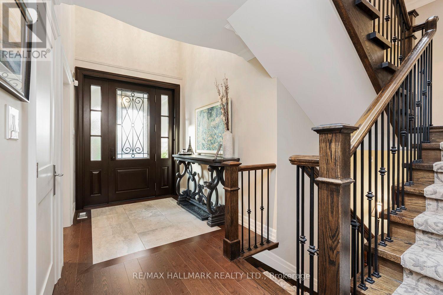 25 Queensborough Crescent, Toronto, Ontario  M9R 1A1 - Photo 4 - W13564258