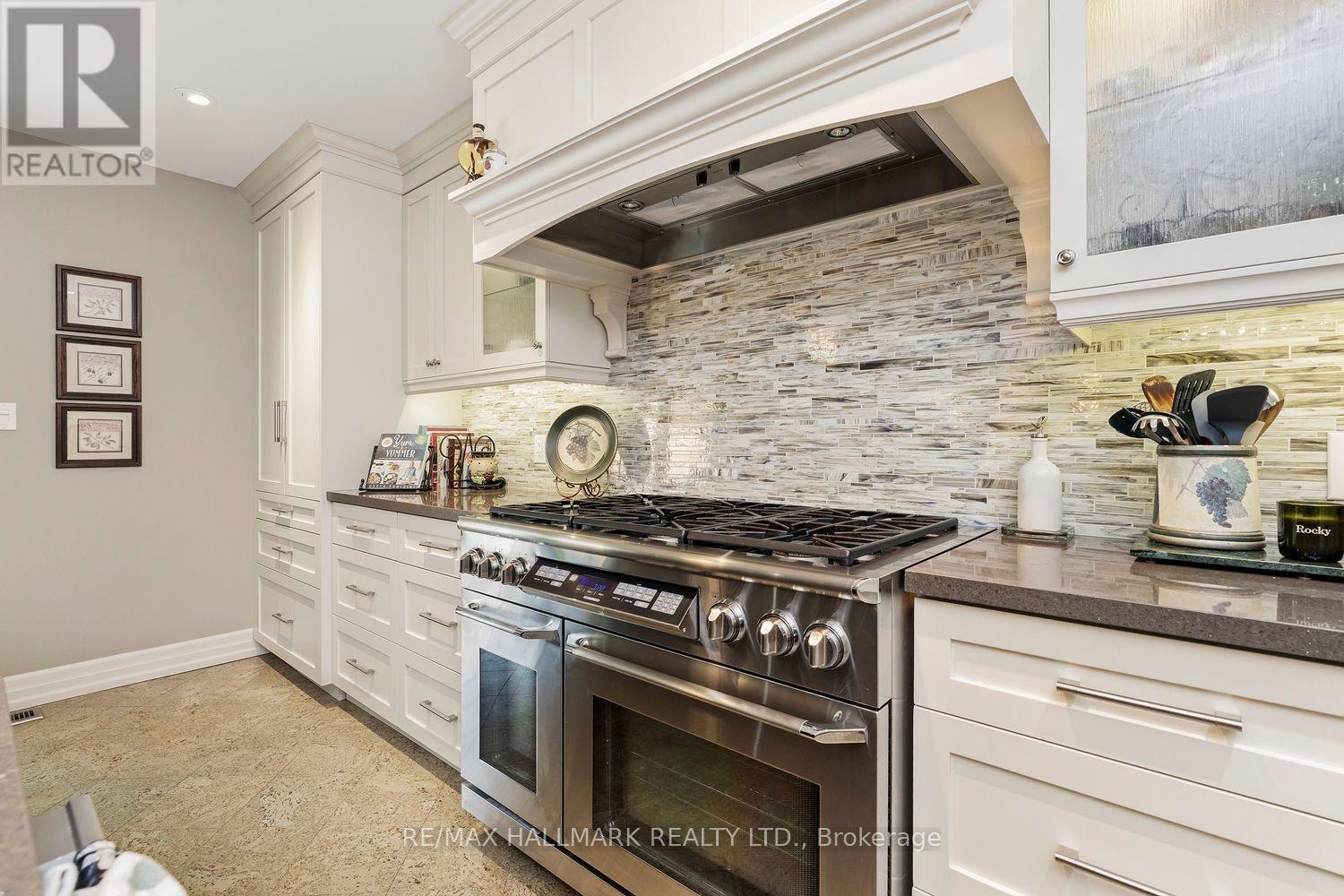 25 Queensborough Crescent, Toronto, Ontario  M9R 1A1 - Photo 10 - W13564258