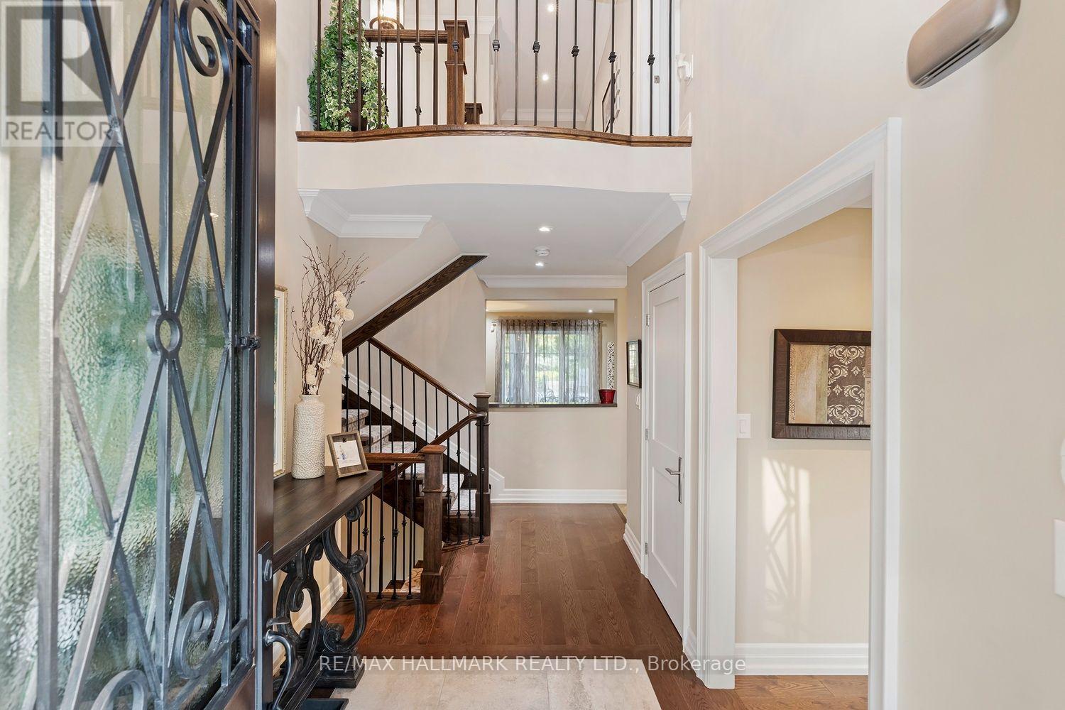 25 Queensborough Crescent, Toronto, Ontario  M9R 1A1 - Photo 5 - W13564258