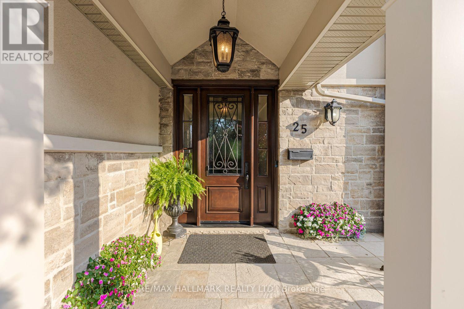 25 Queensborough Crescent, Toronto, Ontario  M9R 1A1 - Photo 3 - W13564258