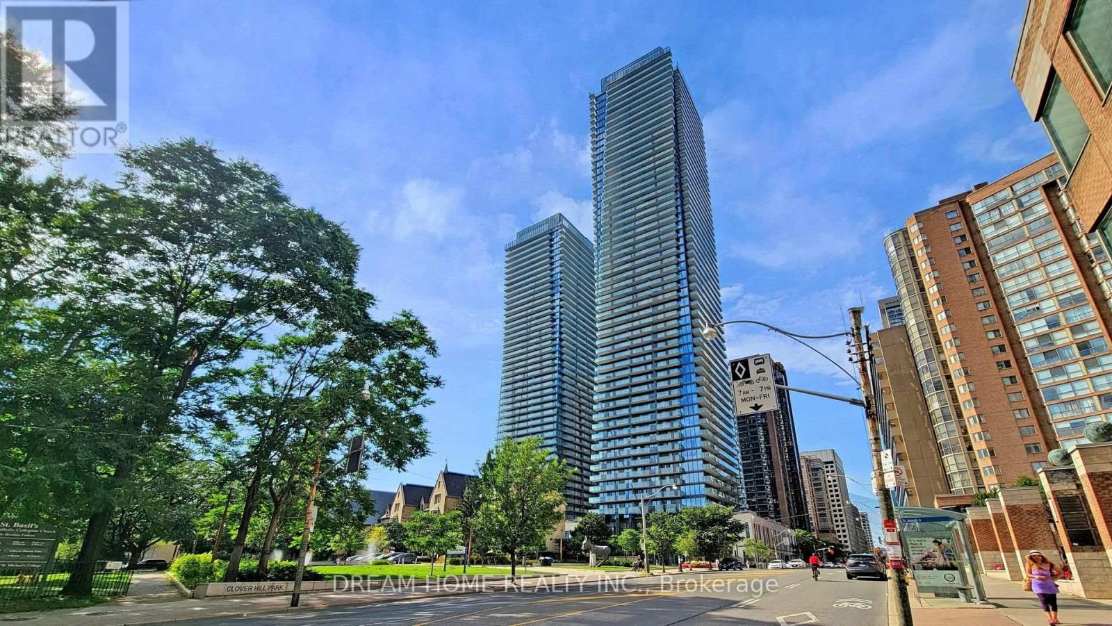 <div class="slider-price">$699,000</div><p>709 - 1080 Bay Street, Toronto, Ontario</p>