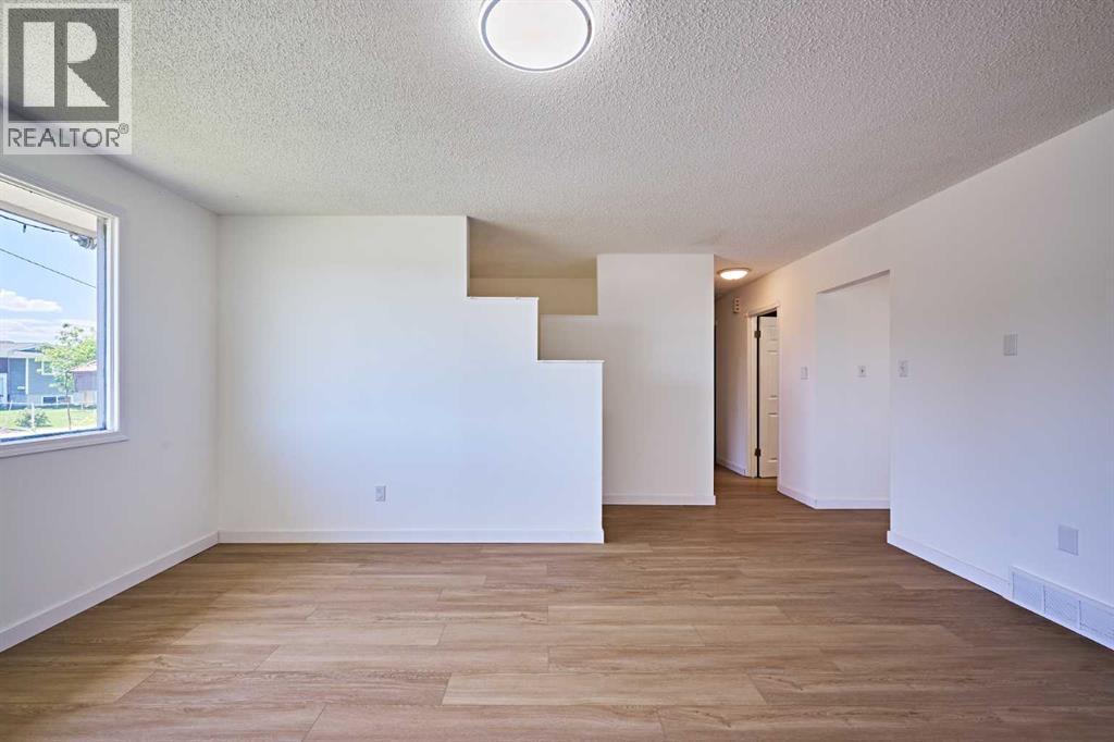 3644 Dover Ridge Drive SE, Calgary, Alberta  T2B 2B4 - Photo 4 - A2337689