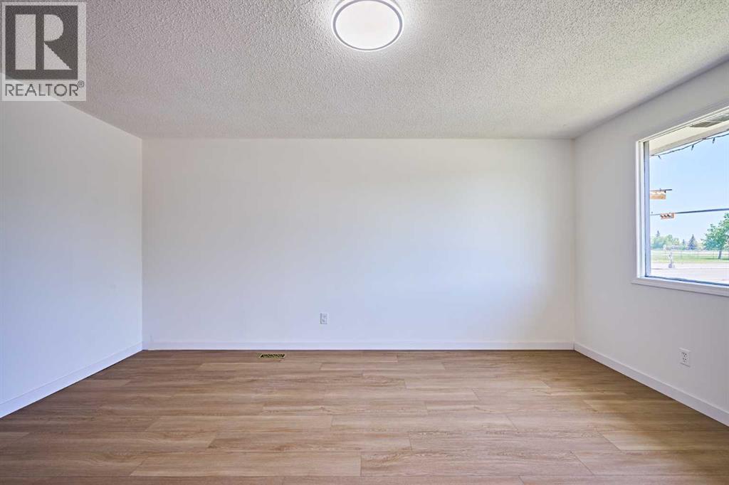 3644 Dover Ridge Drive SE, Calgary, Alberta  T2B 2B4 - Photo 6 - A2337689