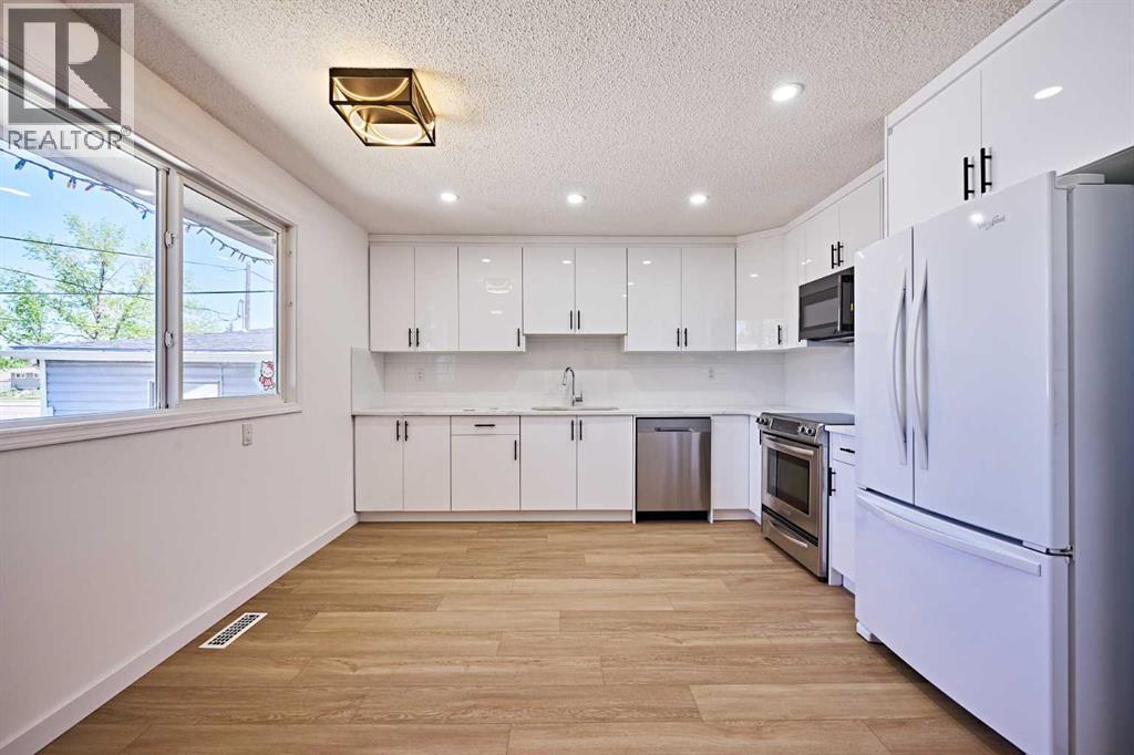 3644 Dover Ridge Drive SE, Calgary, Alberta  T2B 2B4 - Photo 9 - A2337689