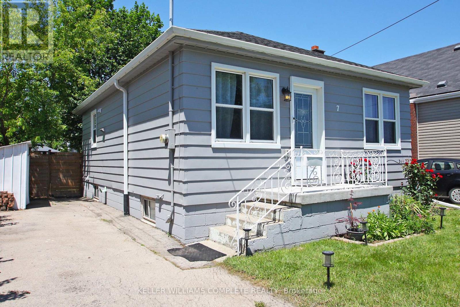 7 Lampton Place, Hamilton, Ontario  L8H 6J7 - Photo 3 - X13691628