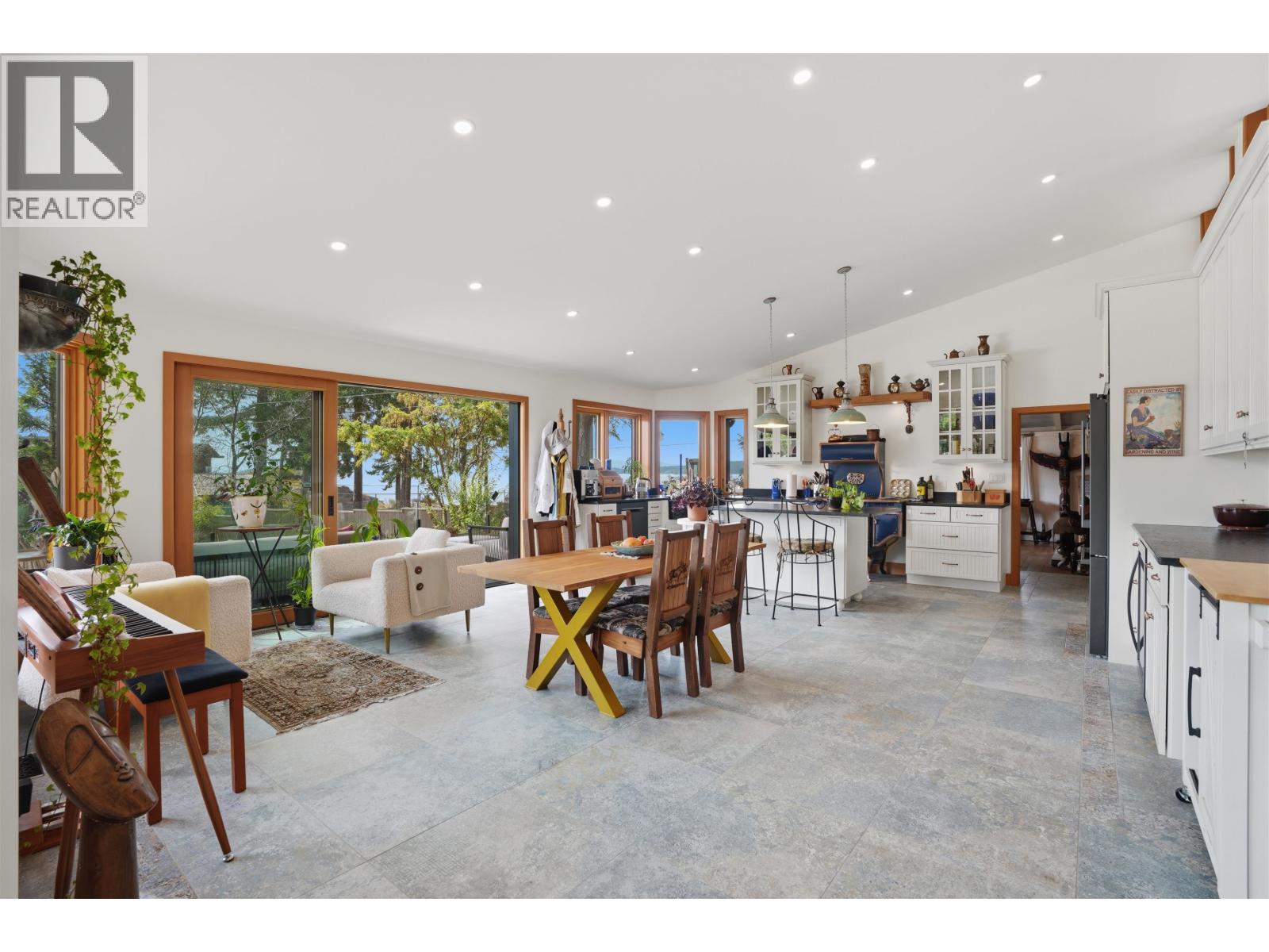 9219 Hydaway Road, Halfmoon Bay, British Columbia  V7Z 1B4 - Photo 11 - R3156138
