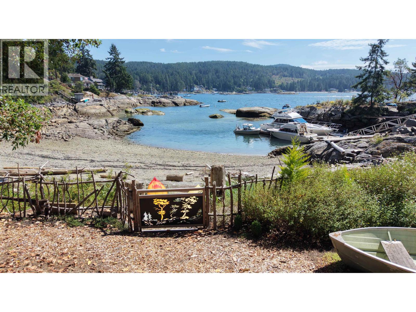 9219 Hydaway Road, Halfmoon Bay, British Columbia  V7Z 1B4 - Photo 3 - R3156138