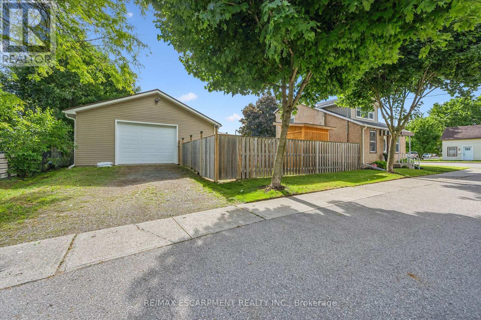 8 Cross Street, Brant, Ontario  N3L 1Z7 - Photo 3 - X13456764