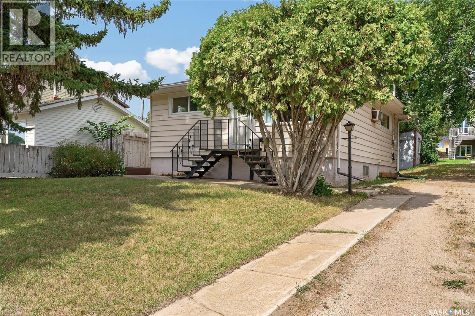 1054 Stadacona Street W, Moose Jaw, Saskatchewan  S6H 2B2 - Photo 3 - SK045965