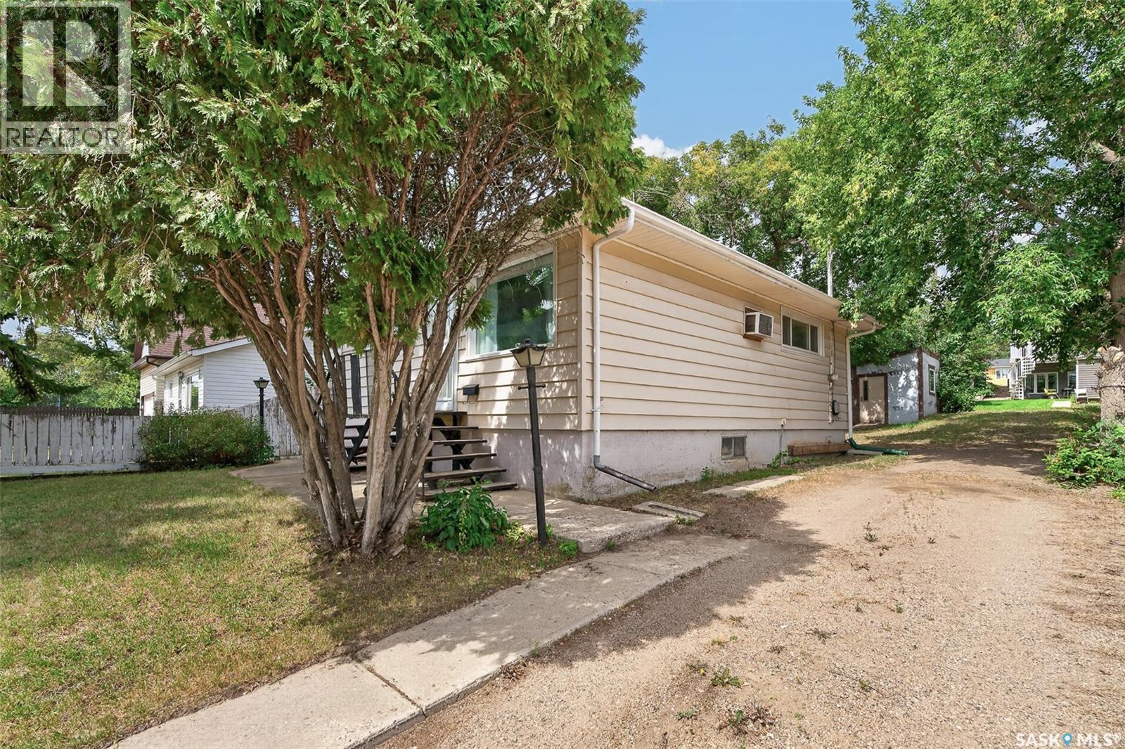 1054 Stadacona Street W, Moose Jaw, Saskatchewan  S6H 2B2 - Photo 4 - SK045965