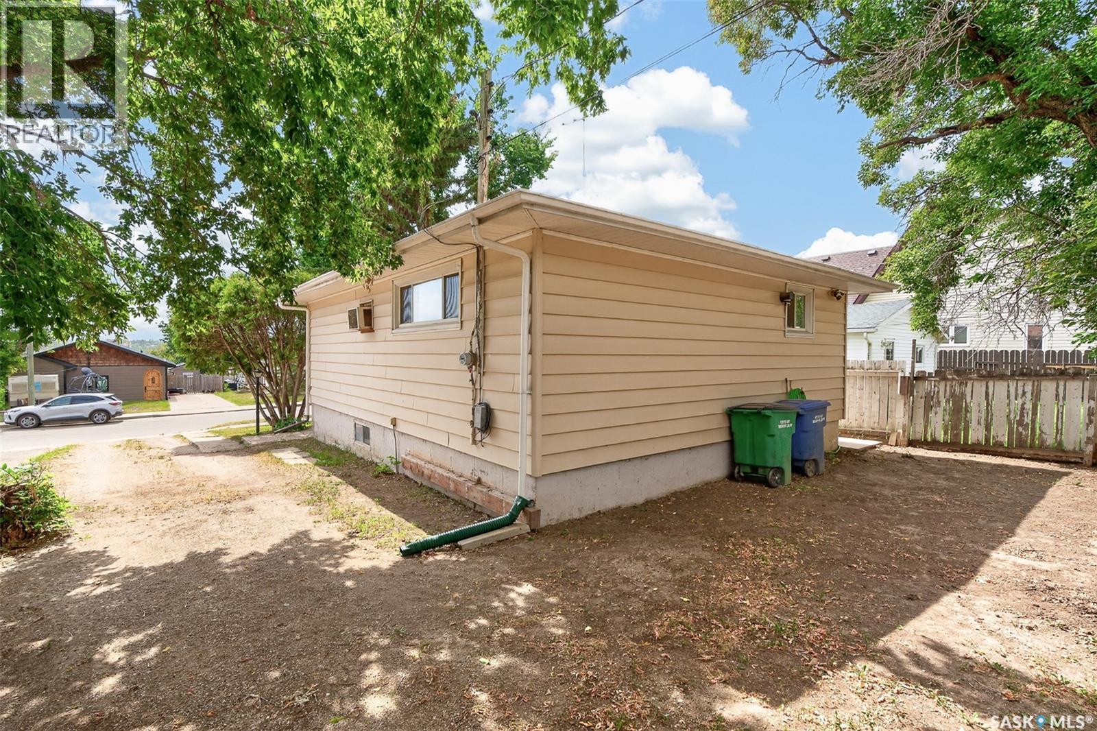 1054 Stadacona Street W, Moose Jaw, Saskatchewan  S6H 2B2 - Photo 41 - SK045965