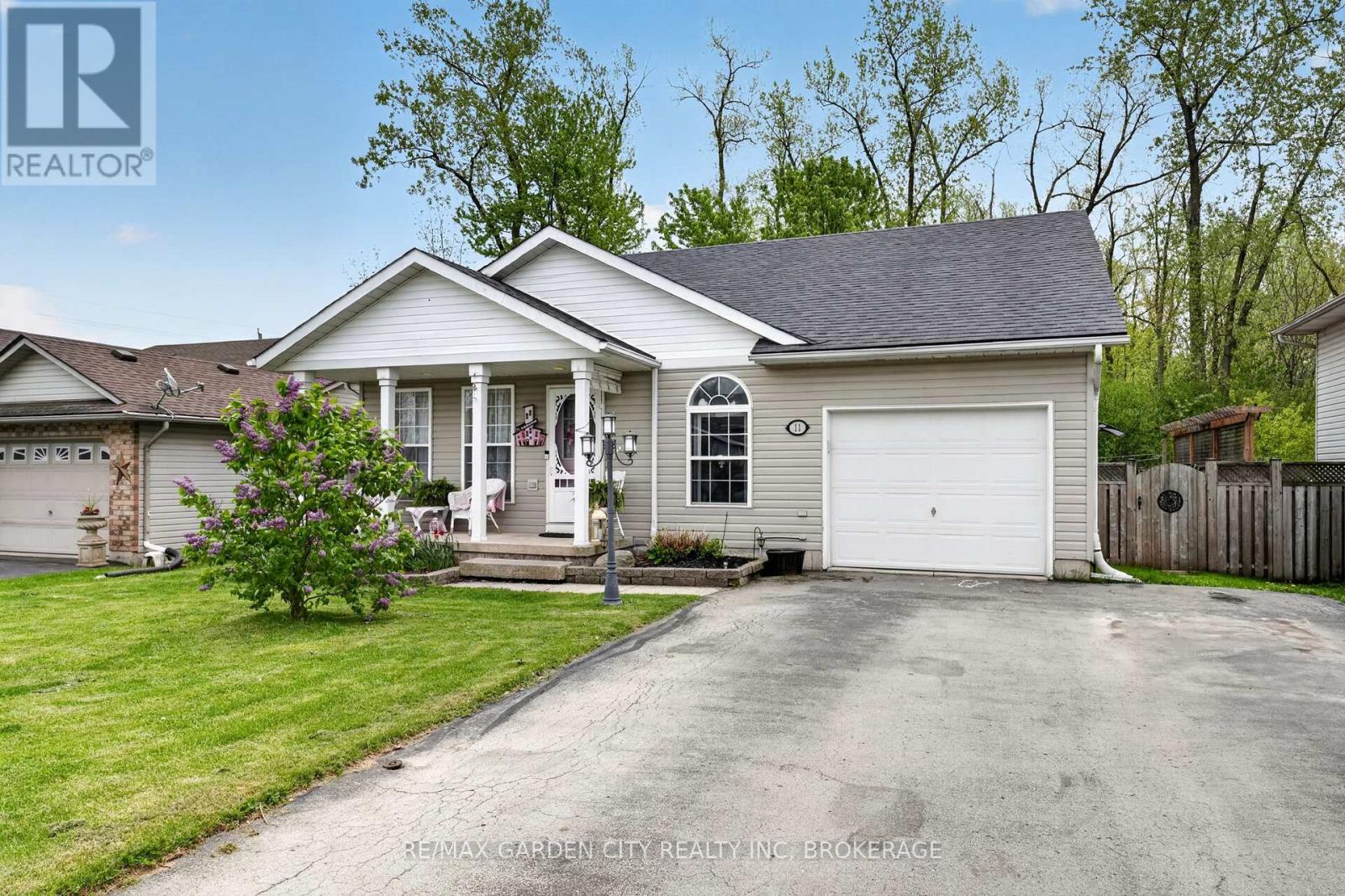 11 Rochelle Crescent, Fort Erie, Ontario  L0S 1N0 - Photo 2 - X13691898