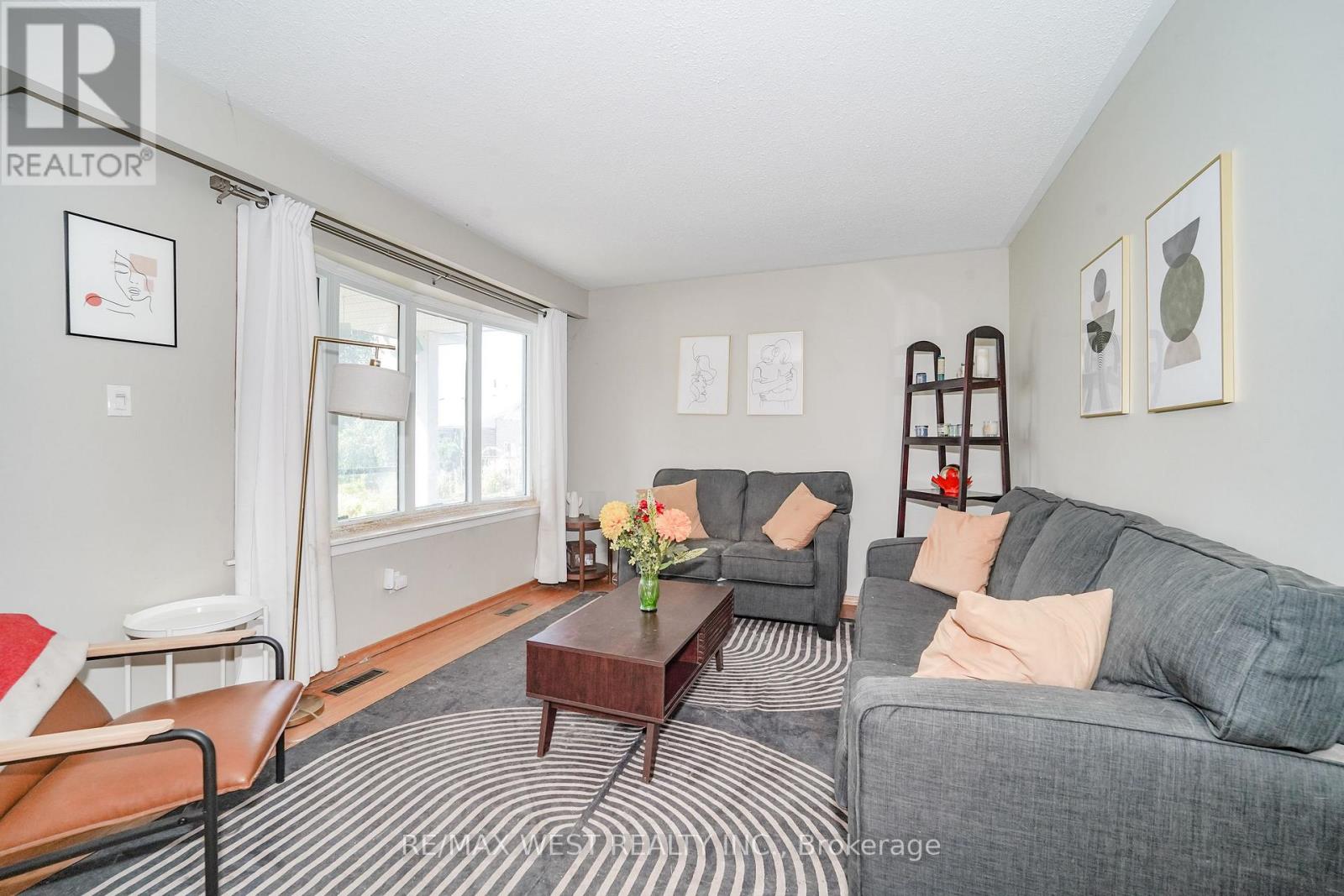 1105 Valley Court, Oshawa, Ontario  L1J 3M4 - Photo 4 - E13691956