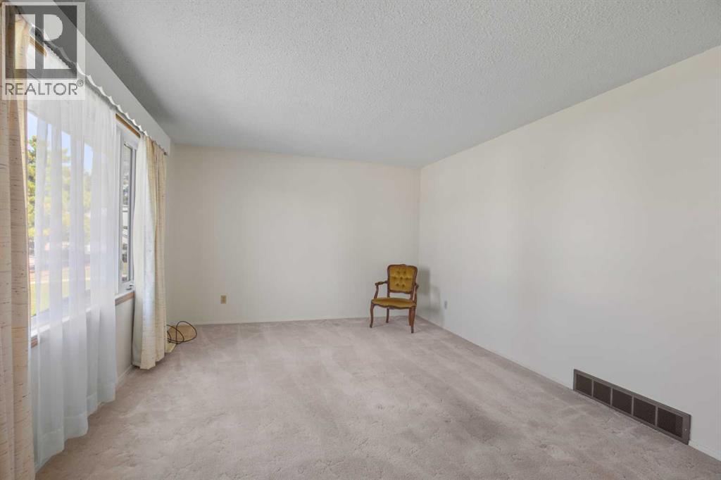 3706 51 Avenue, Innisfail, Alberta  T4G 1H6 - Photo 6 - A2332435