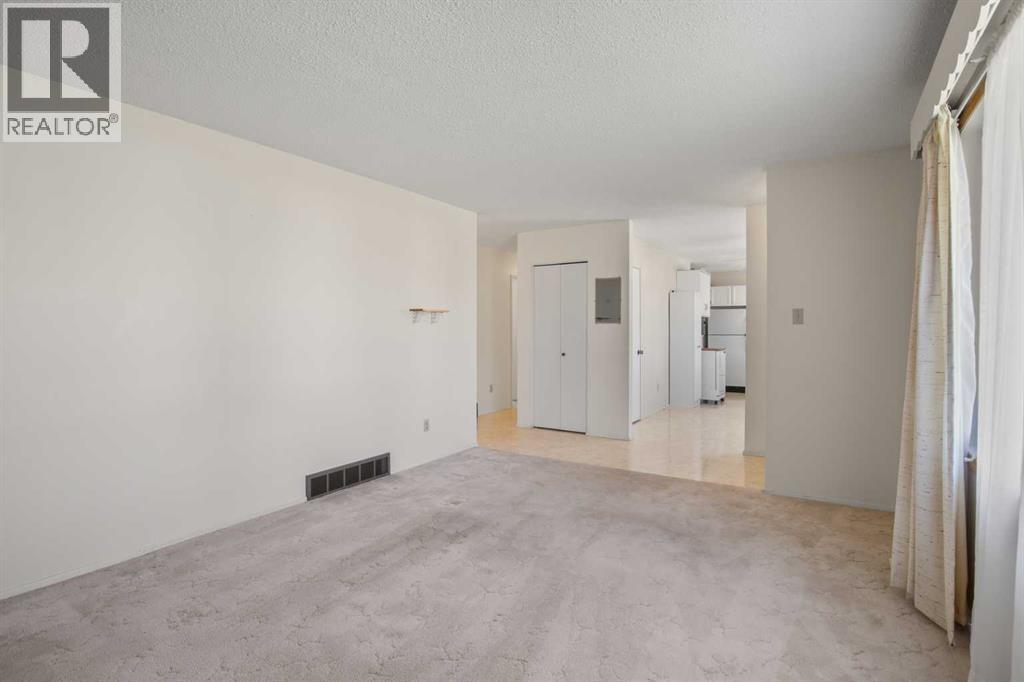 3706 51 Avenue, Innisfail, Alberta  T4G 1H6 - Photo 7 - A2332435
