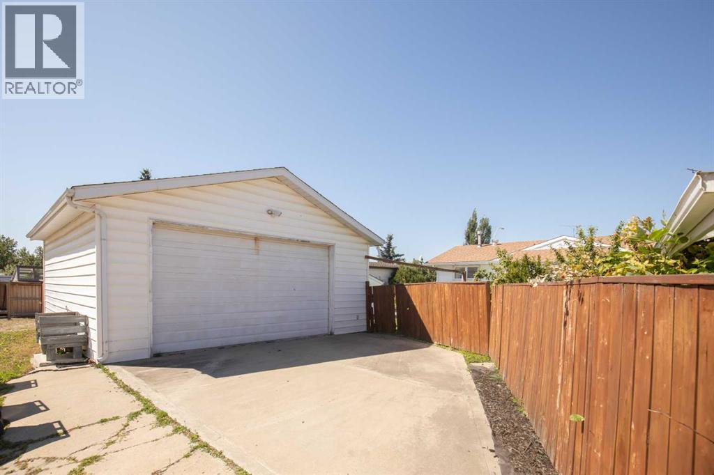 3706 51 Avenue, Innisfail, Alberta  T4G 1H6 - Photo 32 - A2332435