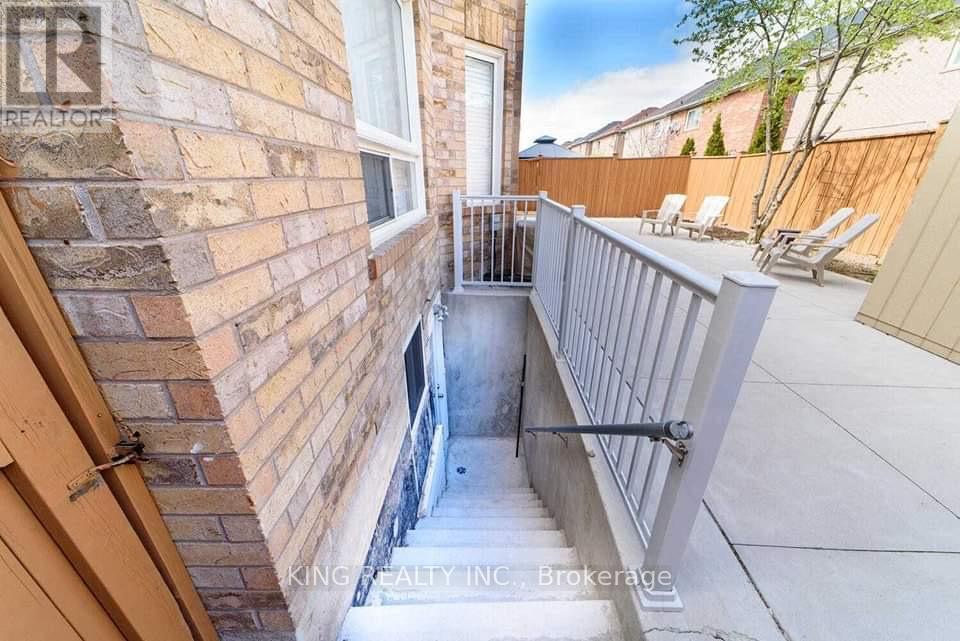 BASEMENT - 8 FERNCROFT PLACE, Brampton, Ontario