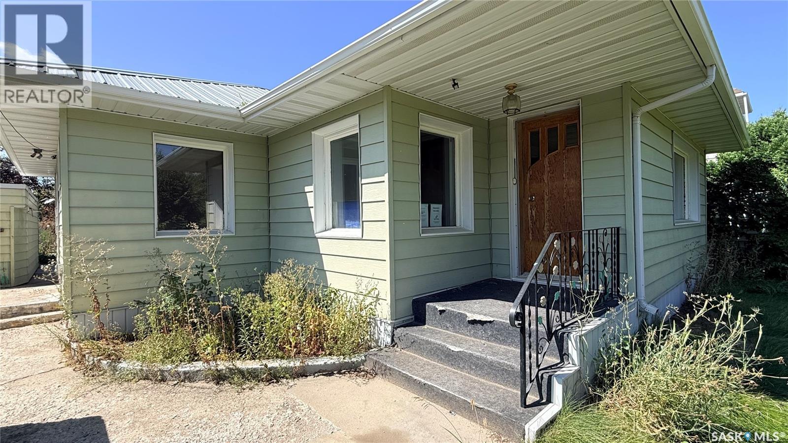 1710 Third Street, Estevan, Saskatchewan  S4A 0S8 - Photo 2 - SK045876