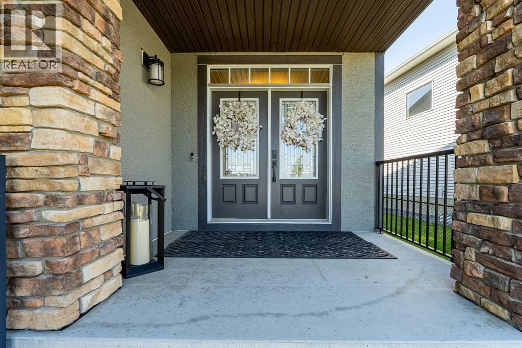 236 Hillcrest Drive SW, Airdrie, Alberta  T4B 4C5 - Photo 2 - A2338528