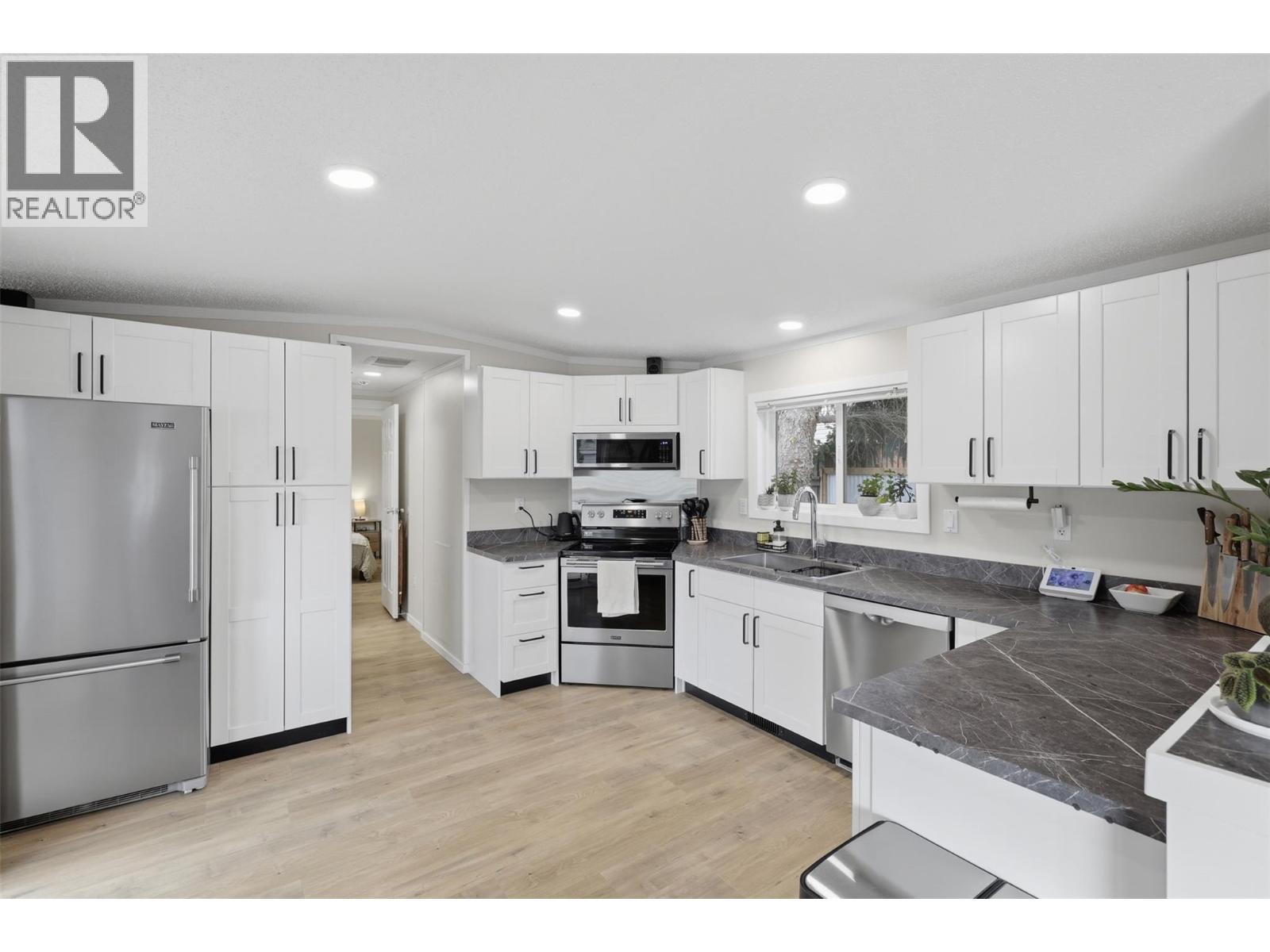 840 Klahanie Drive, Kamloops, British Columbia  V2C 5R2 - Photo 3 - 10388876