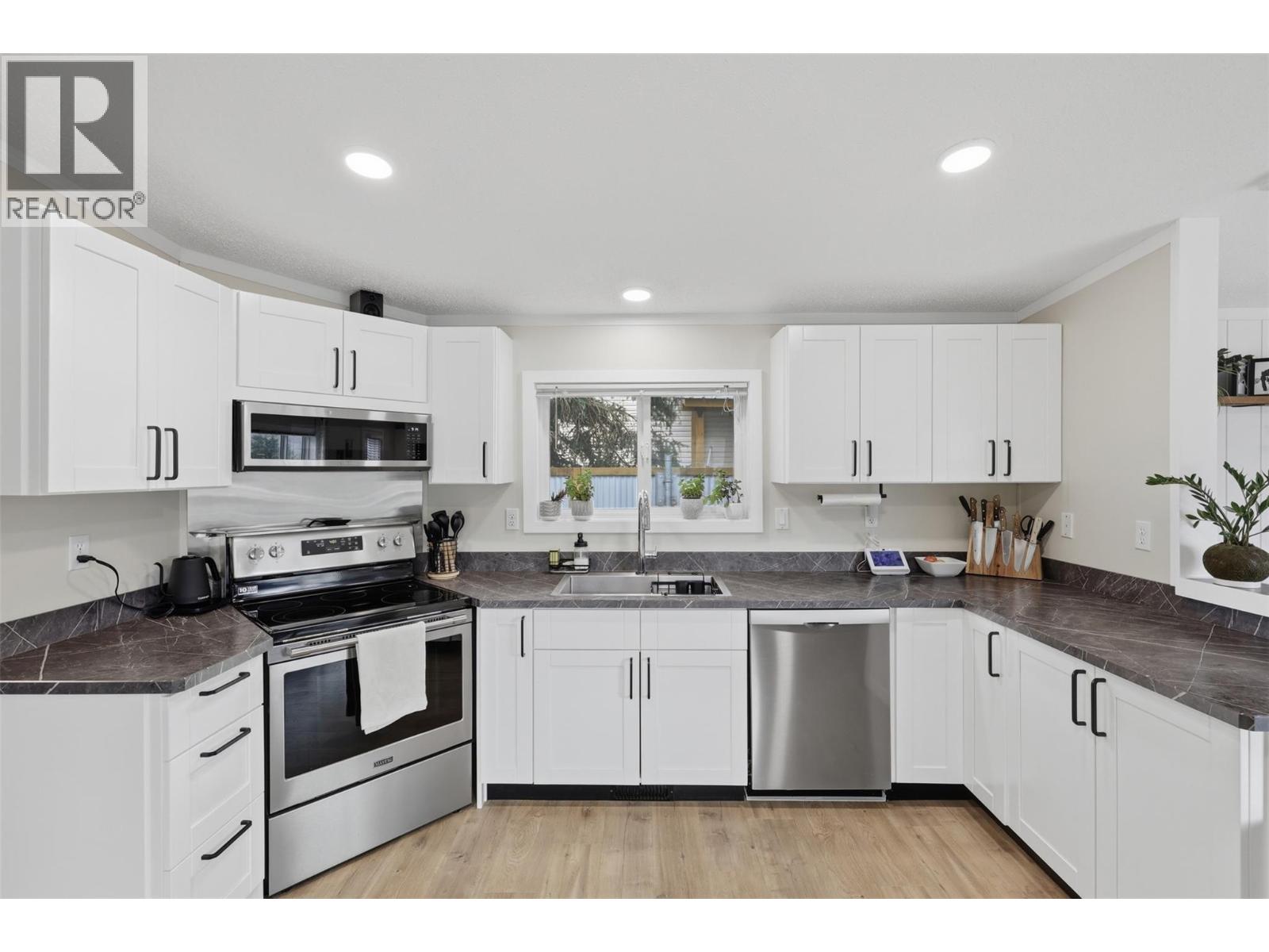 840 Klahanie Drive, Kamloops, British Columbia  V2C 5R2 - Photo 4 - 10388876