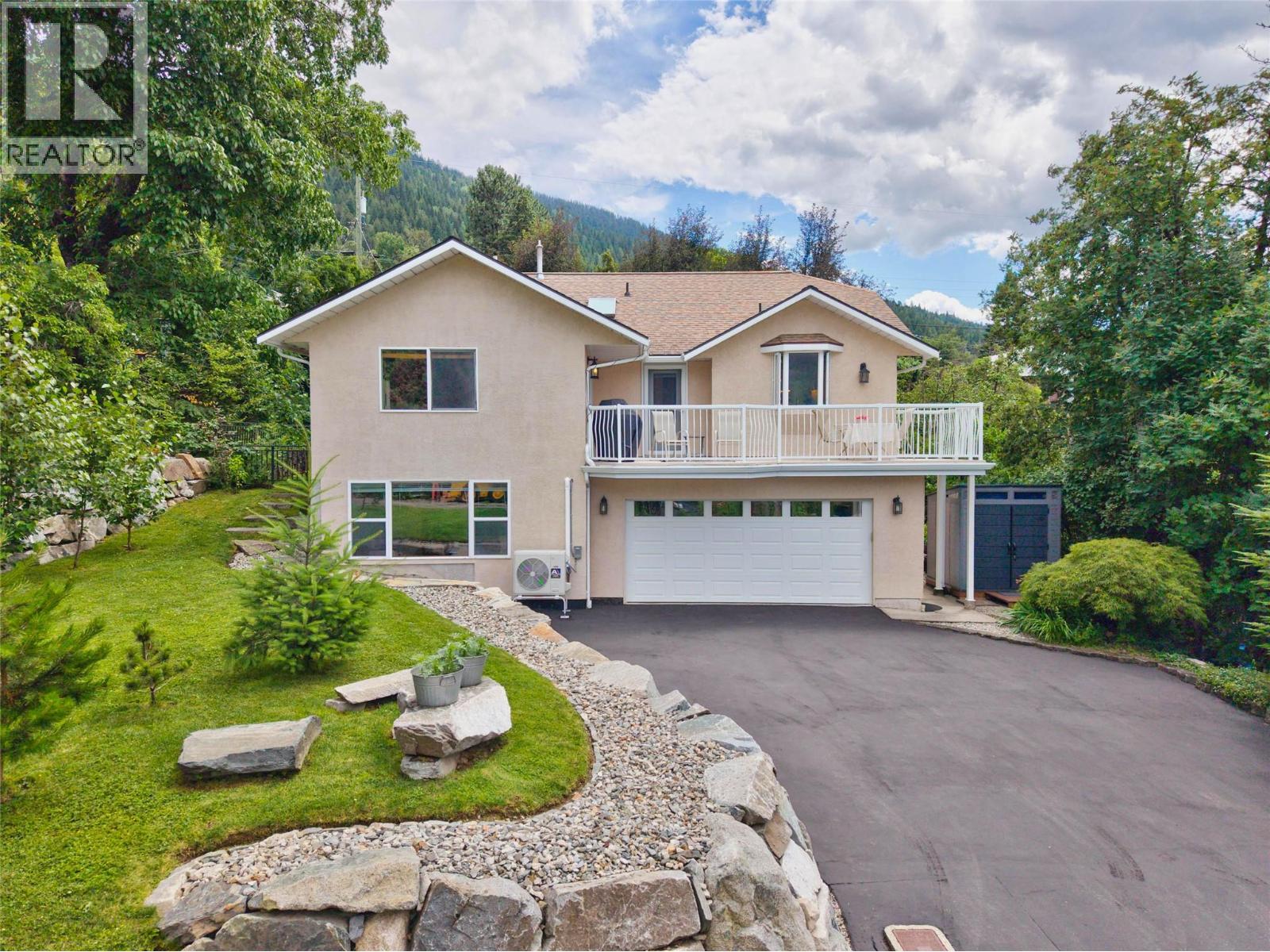 1007 Hoover Street, Nelson, British Columbia V1L 4X9 - Photo 2 - 10398131
