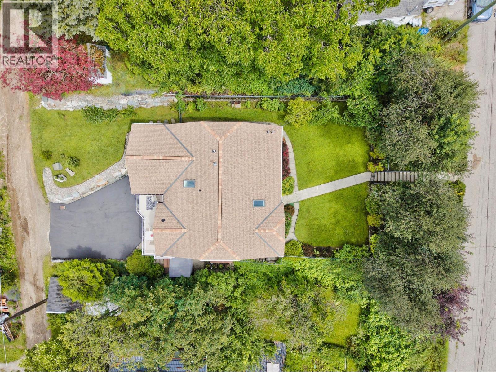 1007 Hoover Street, Nelson, British Columbia V1L 4X9 - Photo 3 - 10398131
