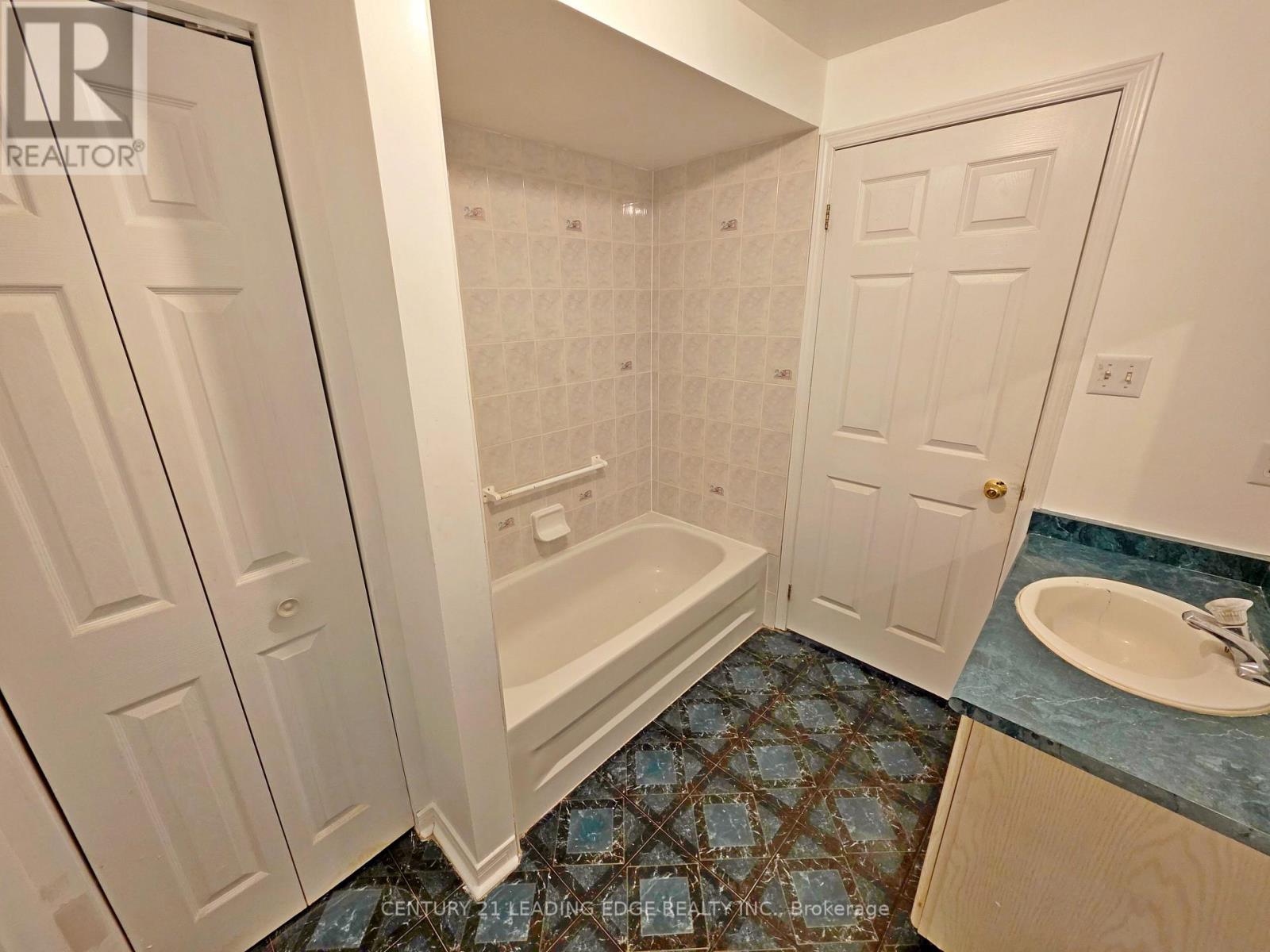 4 Bay Court, Georgina, Ontario  L4P 1B3 - Photo 24 - N13692052