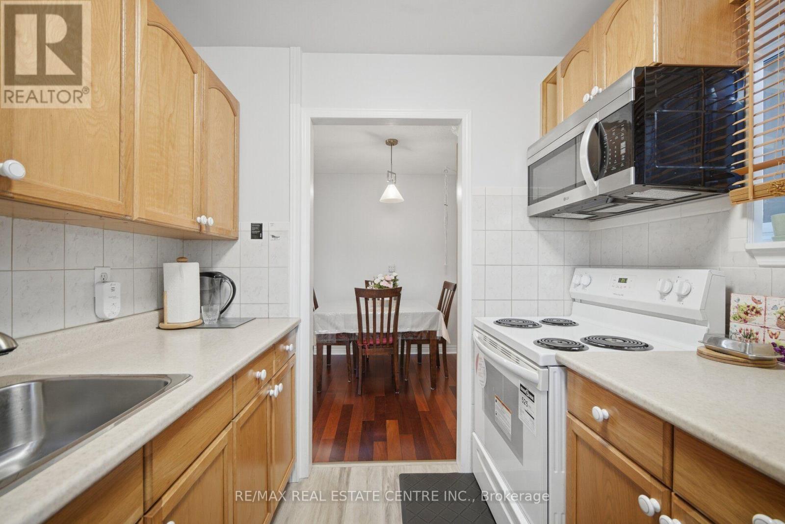 71 Sultan Pool Drive, Toronto, Ontario  M9V 4H5 - Photo 8 - W13688178