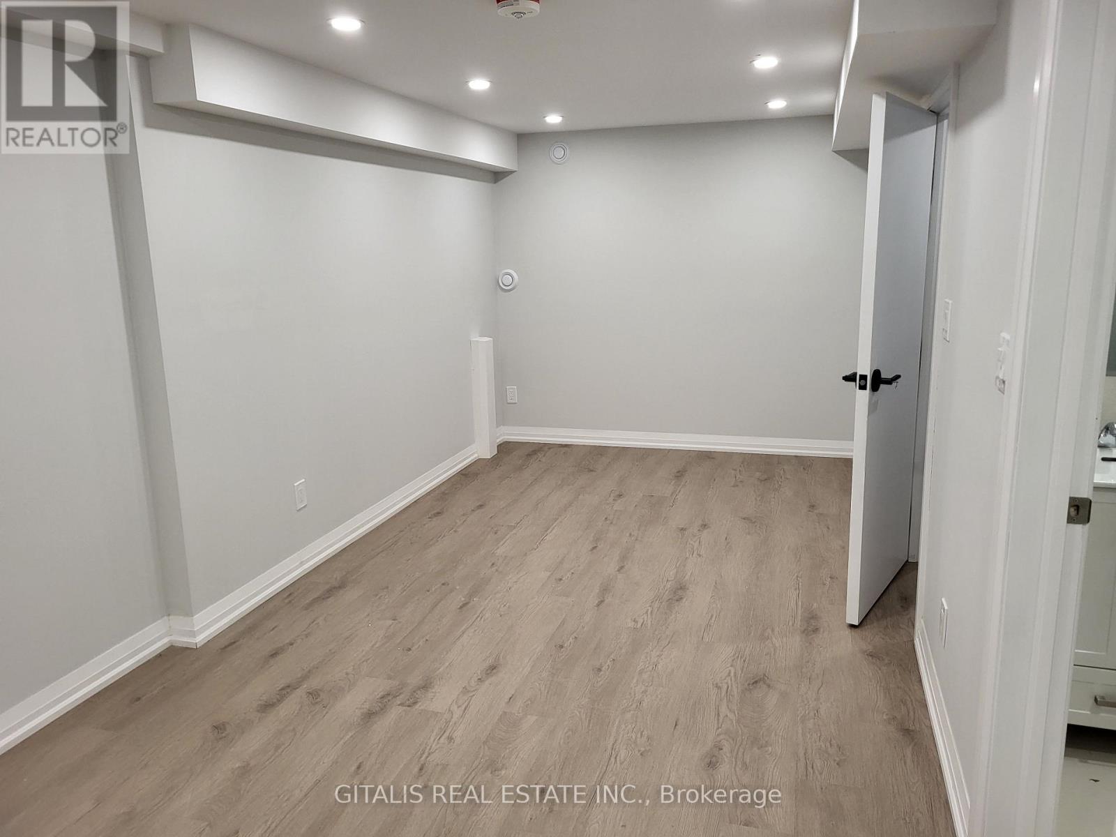 B2 - 195 Oakmount Road N, Toronto, Ontario  M6P 2N1 - Photo 1 - W13692084