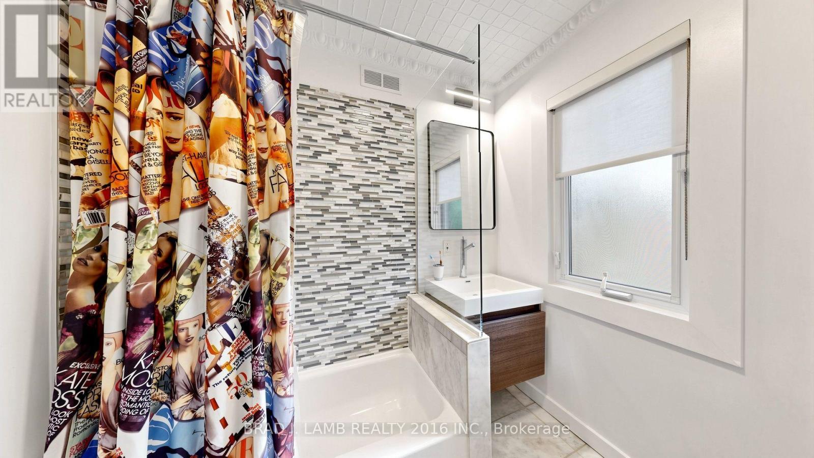 154 Fairview Avenue, Toronto, Ontario  M6P 3A5 - Photo 15 - W13692126