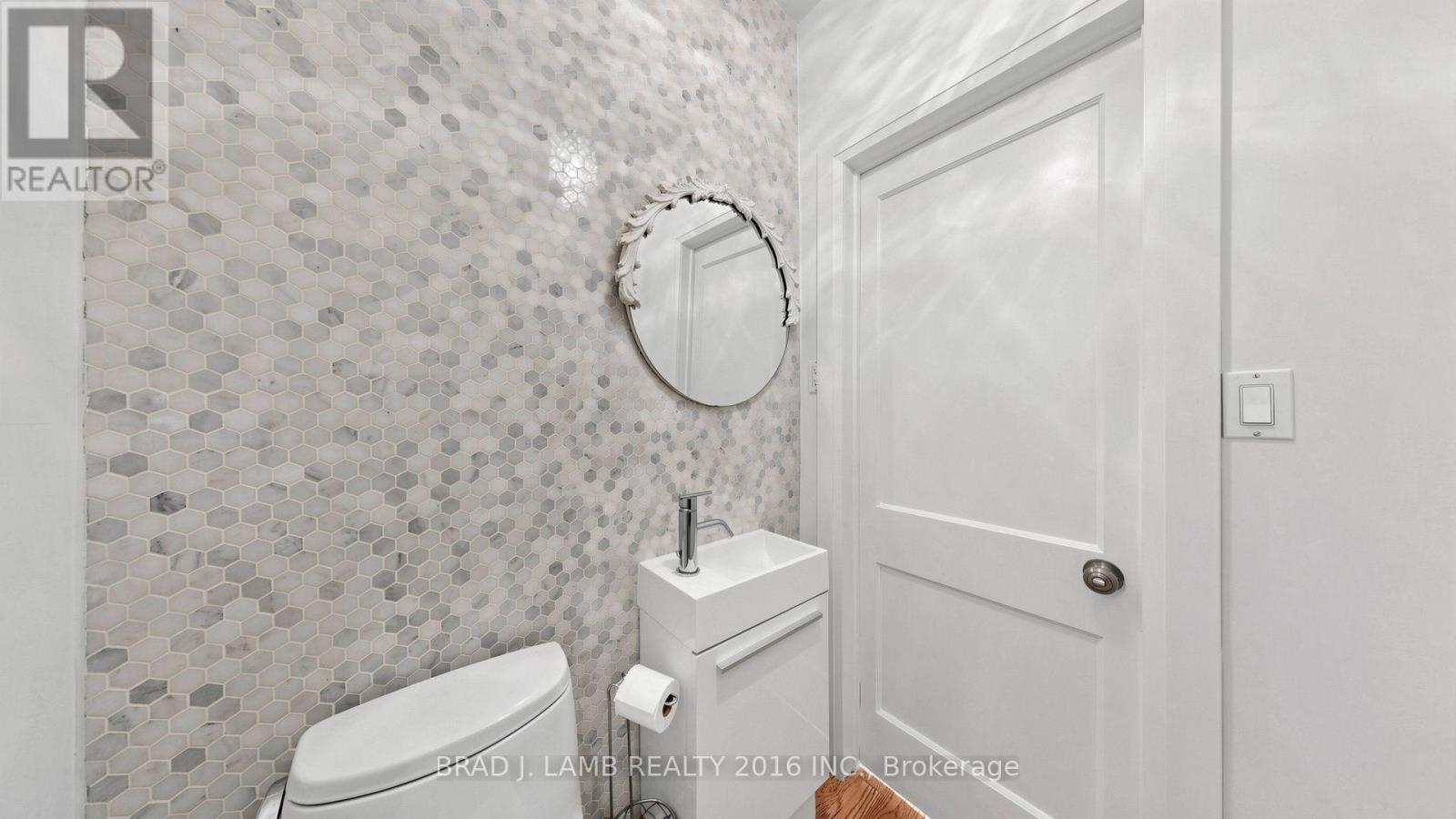 154 Fairview Avenue, Toronto, Ontario  M6P 3A5 - Photo 9 - W13692126