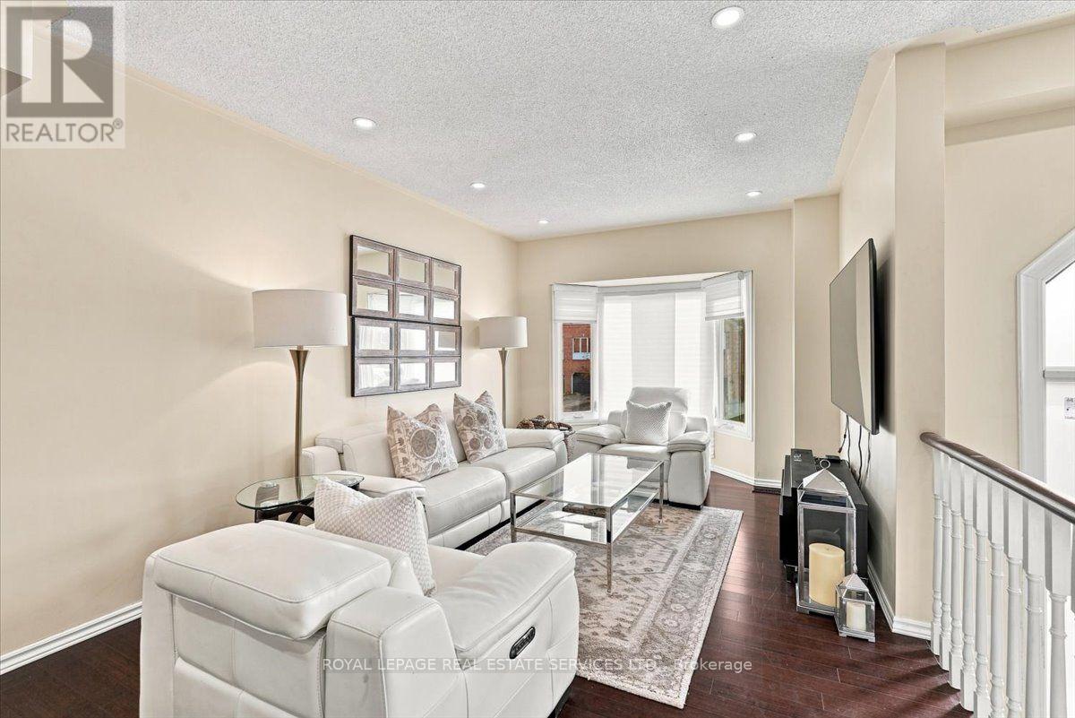 1199 Leewood Drive, Oakville, Ontario  L6M 3B3 - Photo 5 - W13692176