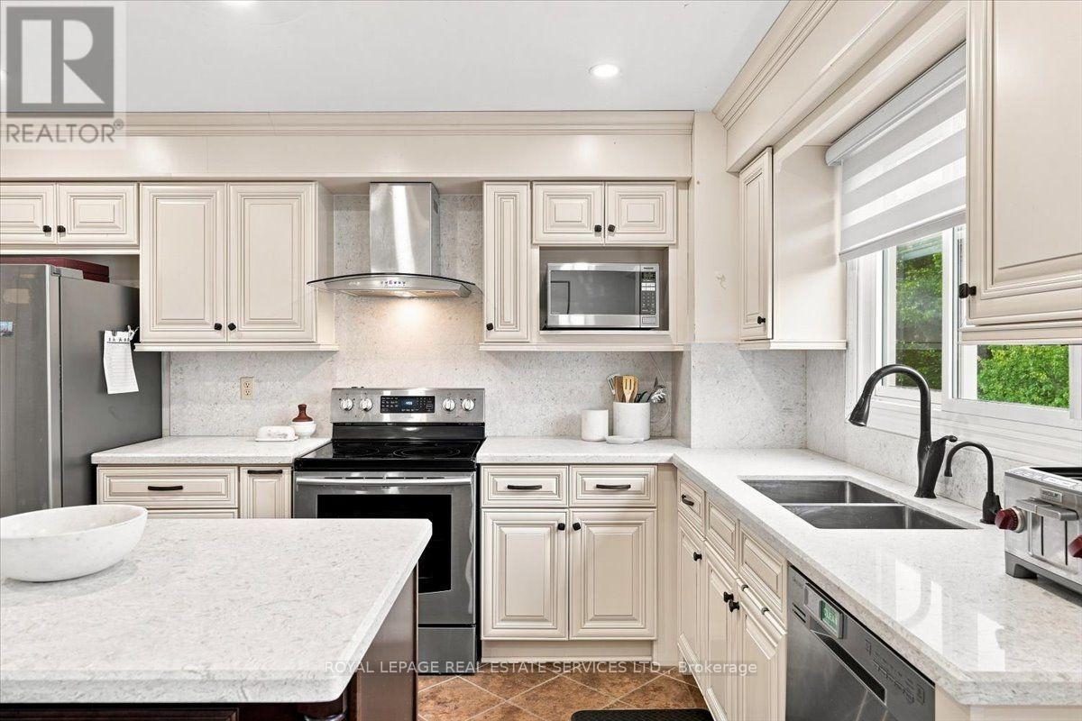 1199 Leewood Drive, Oakville, Ontario  L6M 3B3 - Photo 9 - W13692176