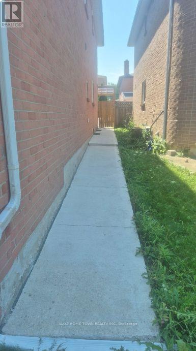 23 Castlehill Road, Brampton, Ontario  L6X 4E3 - Photo 11 - W13692180