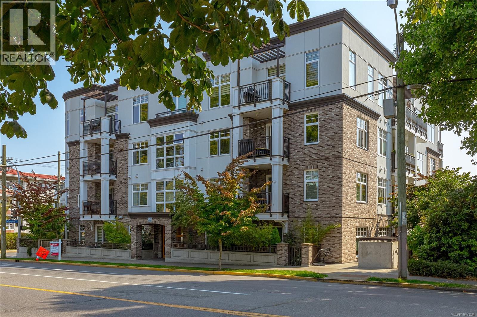 105 1765 Oak Bay Ave, Victoria, British Columbia  V8S 3Z5 - Photo 2 - 1047234