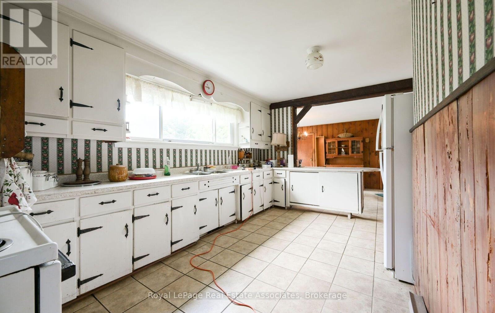 27 Rothsay Avenue, Kitchener, Ontario  N2B 3A2 - Photo 7 - X13692246
