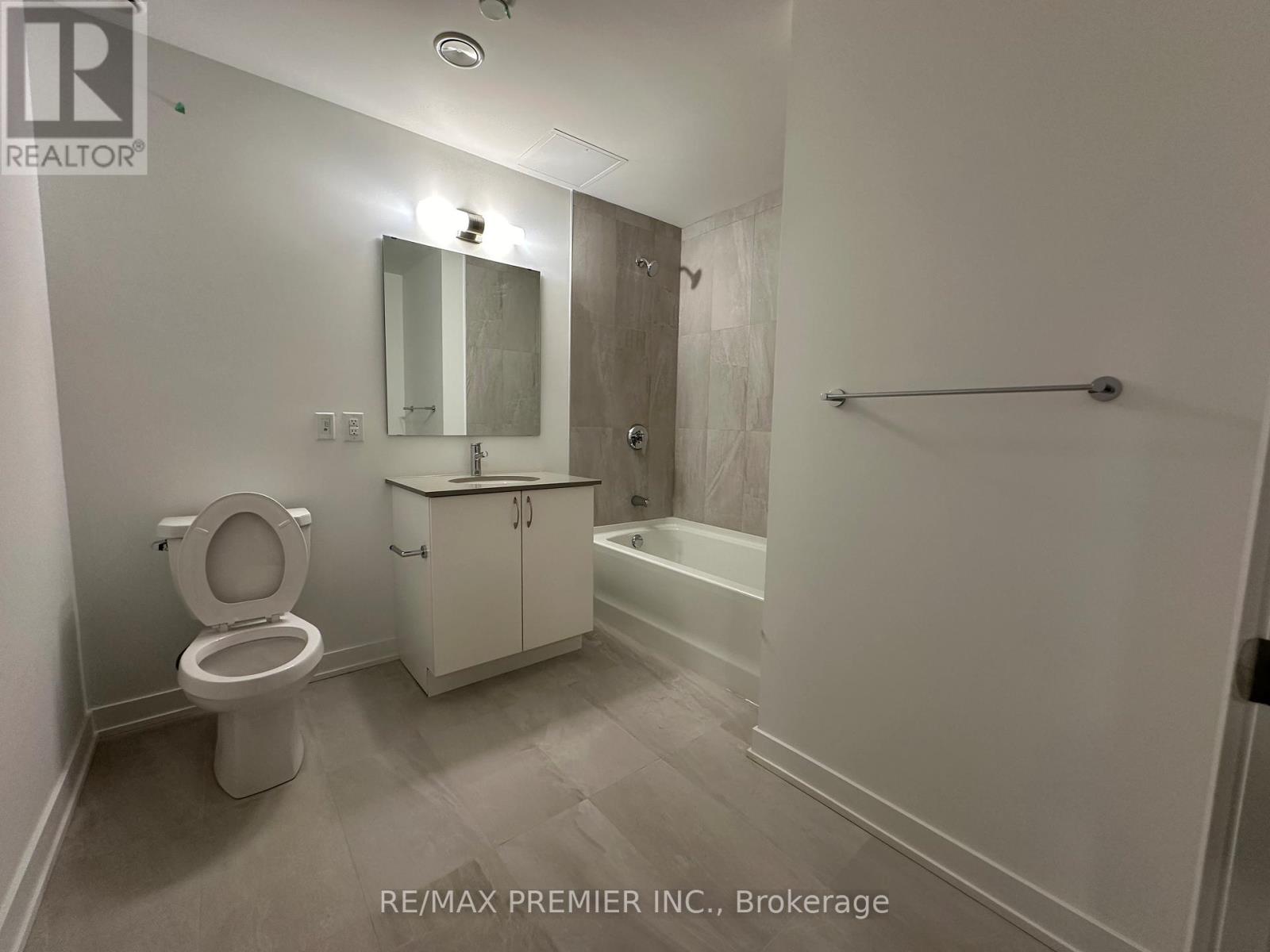 207 - 56 Lakeside Terrace, Barrie, Ontario  L4M 7B9 - Photo 2 - S13692336