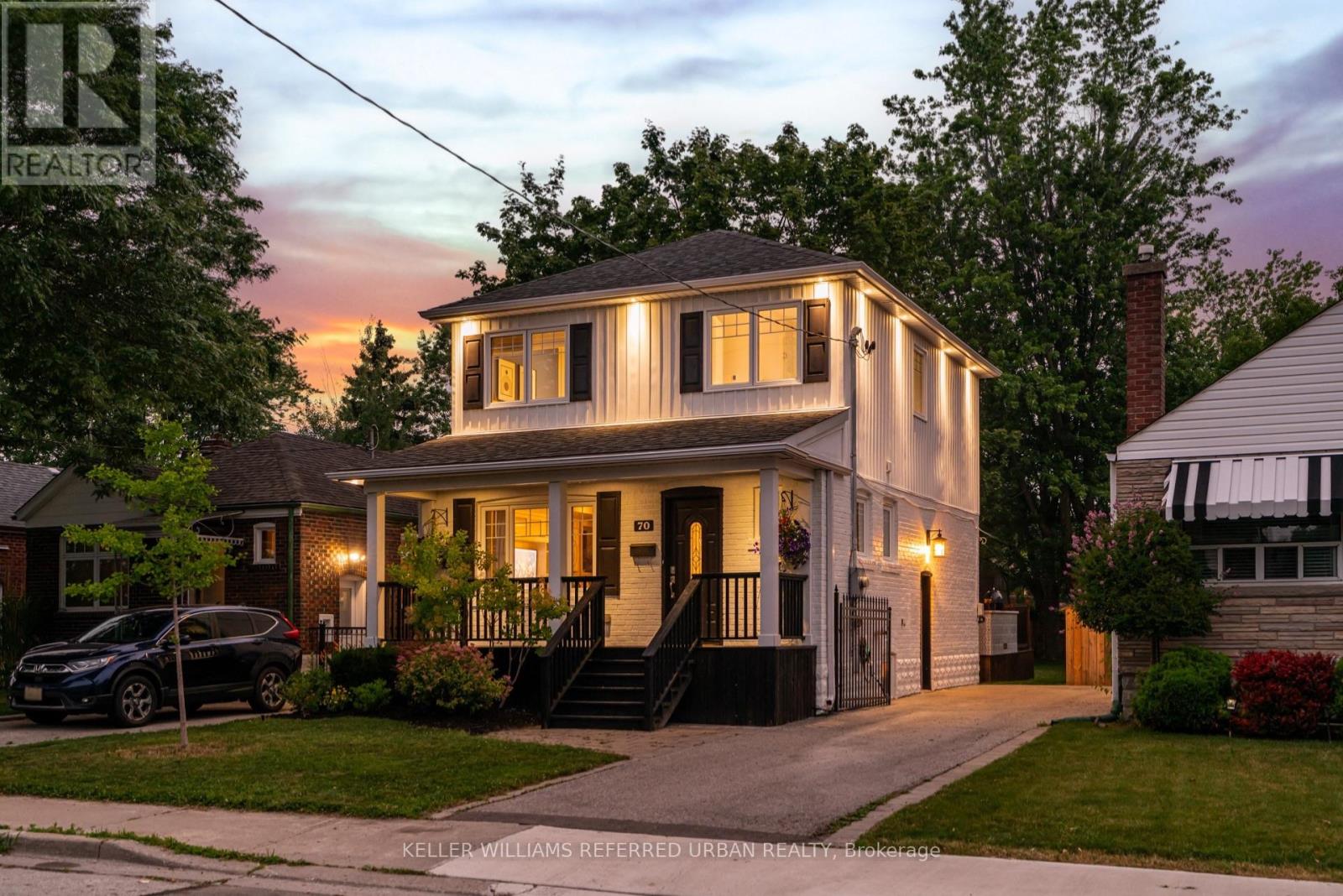 <div class="slider-price">$1,470,000</div><p>70 Struthers Street, Toronto, Ontario</p>