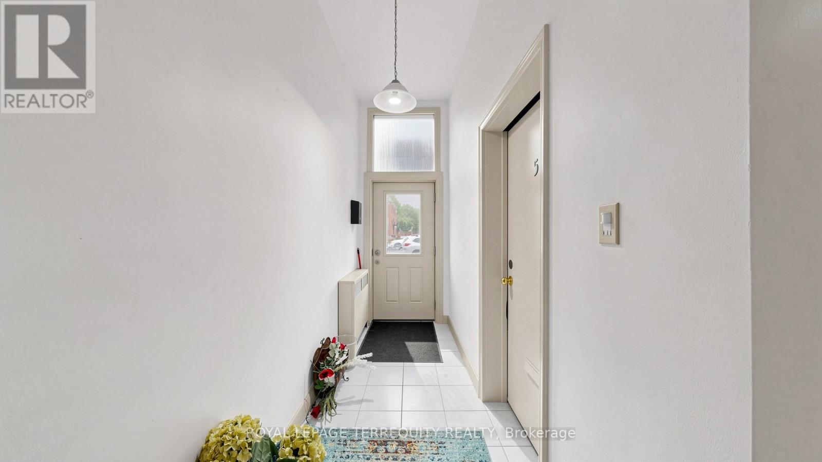 321 Lakeshore Road E, Mississauga, Ontario  L5G 1H3 - Photo 3 - W13174128