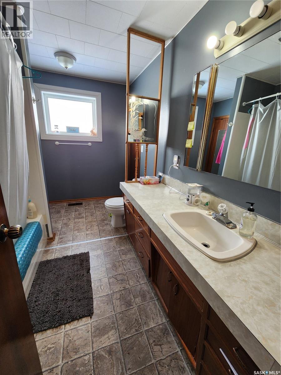 304 Second Avenue E, Lampman, Saskatchewan  S0C 1N0 - Photo 33 - SK030695