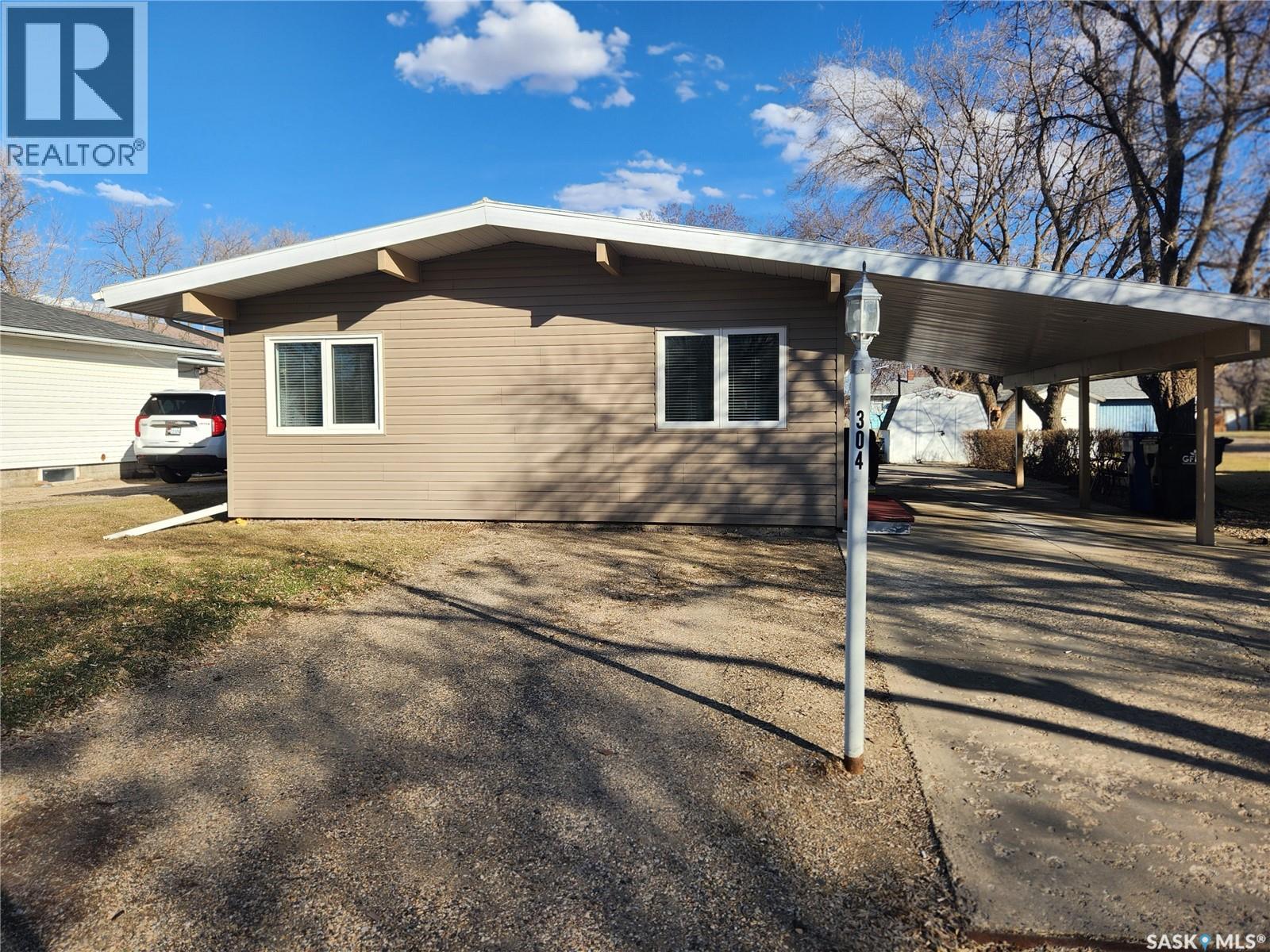304 Second Avenue E, Lampman, Saskatchewan  S0C 1N0 - Photo 2 - SK030695